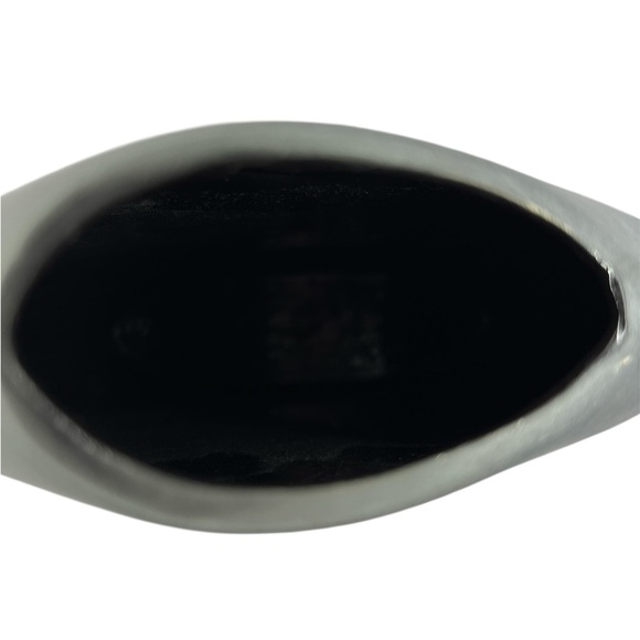 Gray Vase with white Etchings Signed 8”tall 7”wide 2”opening - Picture 5 of 9